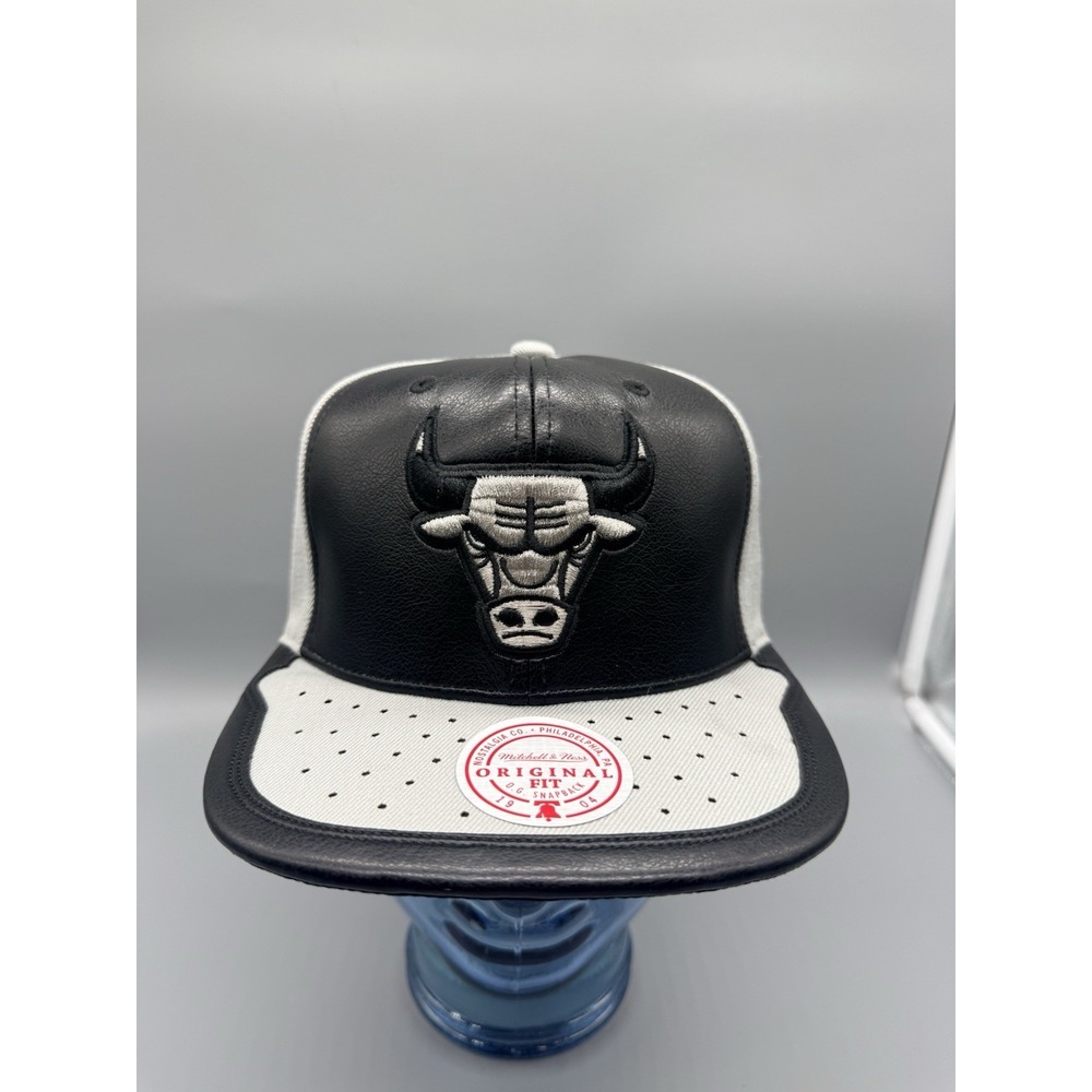 Mitchell & Ness Chicago Bulls Snapback Flat Brim Black/White‎ One Size NBA Hat